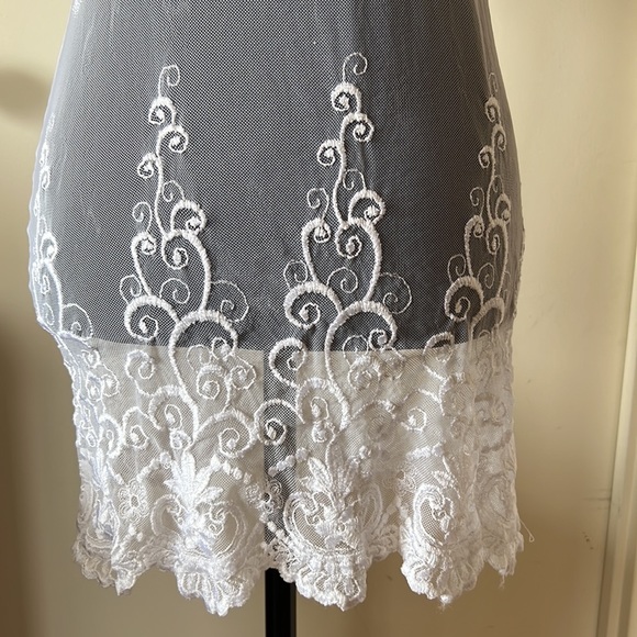 Linda Lingerie White Lace Plunge V Slip Sz S EUC - Picture 5 of 10